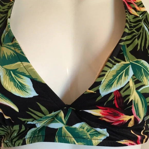 Lovely black and green bikini top by Catalina! - Picture 4 of 16